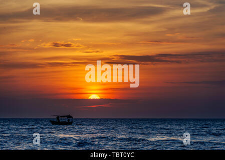 Coucher du soleil en mer - photographié dans la ville de Sanya Banque D'Images