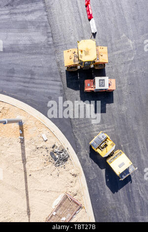 Grande route et rouleaux compacteurs lourds au site de construction de route. Vue aérienne Banque D'Images