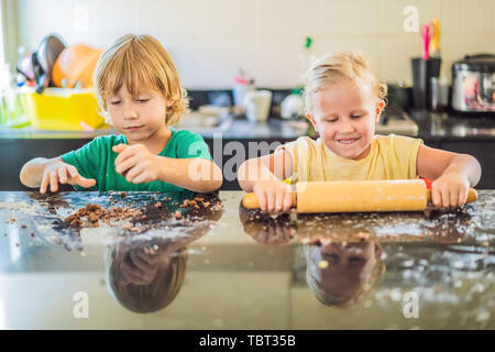 Deux enfants, un garçon et une fille faire la pâte de cookies Banque D'Images