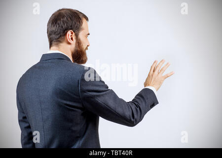 Man in suit montre la main tendue, withspread les doigts. Banque D'Images