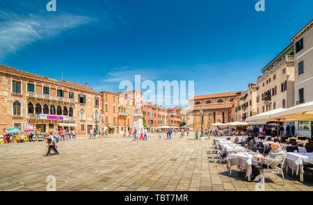 VENEZIA, ITALIE - 31 MAI 2019 : les touristes visitant la ville et profiter de Campo Santo Stefano, typycal square de Venise, et ses bars Banque D'Images