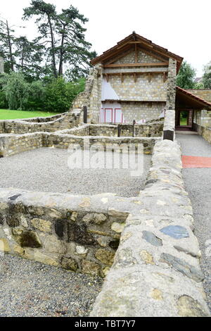 Carnuntum, Basse Autriche - Mai 2019 : Maison reconstruite et ruines à la fouilles archéologiques du centre administratif de la provin Banque D'Images