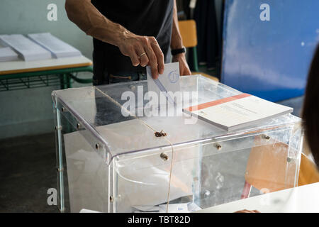 Un homme jette son vote pendant les élections régionales procédure de vote. Élections Régionales 2019 a eu lieu à Athènes, Grèce. Les deux principaux candidats étaient les Osna Iliopoulos du parti politique de 'Syriza' et Kostas Bakoyannis du parti politique de la "Nouvelle démocratie". Le gagnant a été Kostas Bakoyannis mais il y avait une importante somme de 60  % des électeurs de l'abstention. Banque D'Images