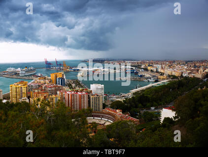 Vue aérienne de la ville et du port de ville espagnole de Malaga au printemps Banque D'Images