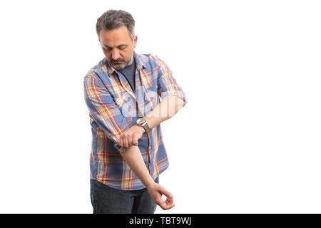 L'homme se préparer à rouler les manches de chemise à carreaux orange et bleu pour les hommes occasionnels de la mode Banque D'Images