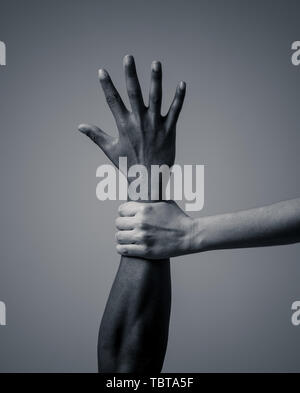 Black African American and Caucasian hands holding ensemble. La peau blanche et noire dans les bras des mondiale contre le racisme, d'amour et de compréhension r Banque D'Images