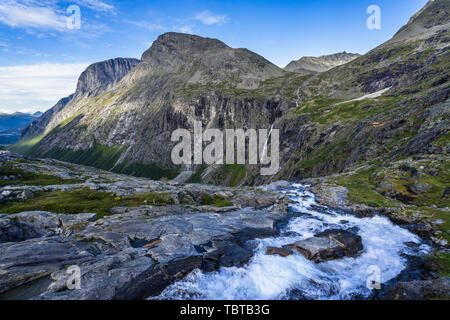 Paysage montagneux vu de Trollstigen pass, Andalsnes, More og Romsdal (Norvège) Banque D'Images