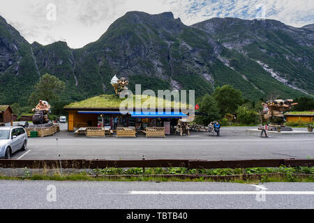 Cadeaux avec Troll statue sur le toit le long de la célèbre route Trollstigen. Andalsnes, More og Romsdal (Norvège), Août 2018 Banque D'Images