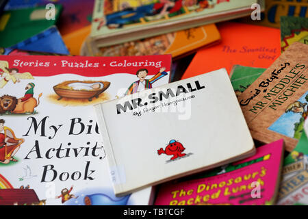 Pile de livres pour enfants en vente sur un étal de bienfaisance dans la région de Sussex, UK. Banque D'Images