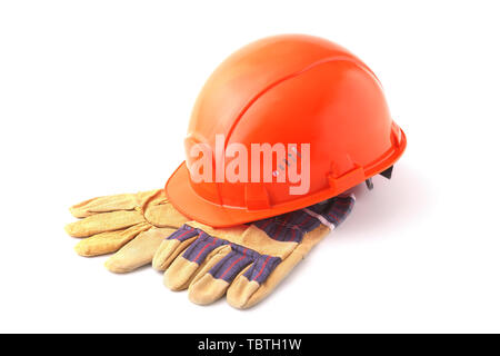 Orange casque de sécurité, gants de sécurité sur fond blanc. Casque de sécurité. Banque D'Images