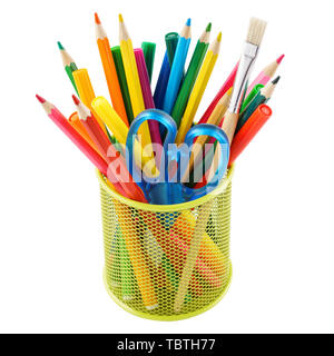 Crayons de couleur et divers papeterie coloré pour l'école dans un support de métal ou une tasse. Isolé sur blanc. Banque D'Images