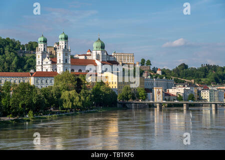 Dom Saint Stéphane mit und Inn, Veste Oberhaus Passau, Niederbayern, Bayern, Deutschland | la cathédrale Saint-Etienne avec Inn river et de Veste Oberhaus Banque D'Images