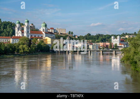 Dom Saint Stéphane mit und Inn, Veste Oberhaus Passau, Niederbayern, Bayern, Deutschland | la cathédrale Saint-Etienne avec Inn river et de Veste Oberhaus Banque D'Images