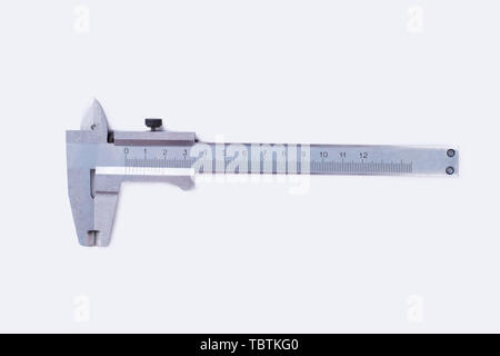 Appareil de mesure de précision. Isolé sur fond blanc de l'étrier. Équipements en métal pour les travaux d'ingénierie. Banque D'Images