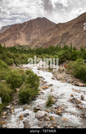 Fleuves Shyok river paysage dans Turtuk valley au Ladakh, Inde Banque D'Images