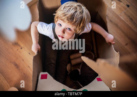 Une vue de dessus de tout-petit garçon jouant à l'intérieur à la maison. Copier l'espace. Banque D'Images