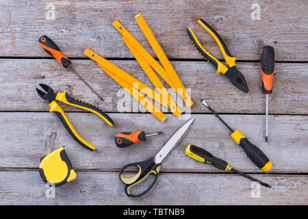 Kit de construction tools et d'instruments sur fond de bois. Ensemble d'outils pour la réparation. Banque D'Images