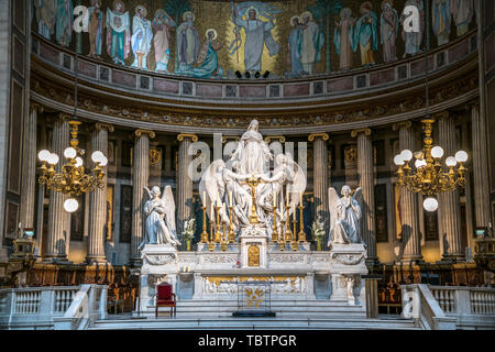 Skulpturengruppe mit Maria Magdalena suis autel der Pfarrkirche La Madeleine Sainte-Marie-Madeleine, Paris, Frankreich | autel sculptures avec M Banque D'Images