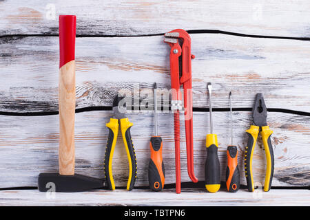 Ensemble d'outils de construction sur fond de bois. Marteau, Pinces, tournevis et une clé réglable. Banque D'Images