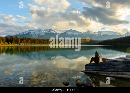 Une femme jouit du panorama de montagnes à Patricia Lake dans le parc national Jasper au Canada Banque D'Images