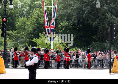 Les foules se rassemblent derrière des barrières sur le Mall, menant jusqu'à Buckingham Palace, Londres, au cours de la première journée d'une visite d'État au Royaume-Uni par le président américain Donald Trump. Banque D'Images