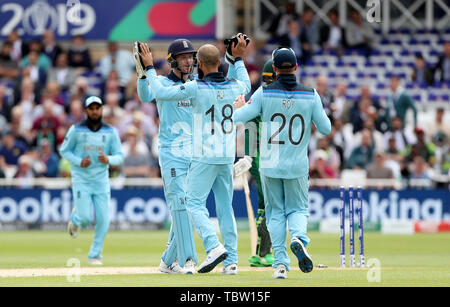 England's Jos Buttler célèbre dessouchage Pakistan's Fakhar avec Zamn Moeen Ali au cours de l'ICC Cricket World Cup phase groupe match à Trent Bridge, Nottingham. Banque D'Images