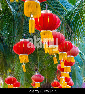 Lanternes de papier chinois rouge sur les arbres Banque D'Images