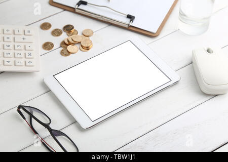 Calculatrice,lunettes,coins et tablette sur blanc 24 Banque D'Images