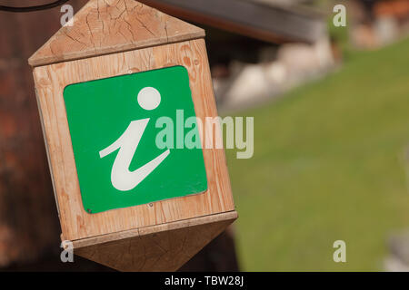 Info point green lantern en bois, dans le Val di Funes Banque D'Images