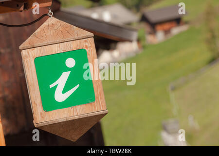 Info point green lantern en bois, dans le Val di Funes Banque D'Images