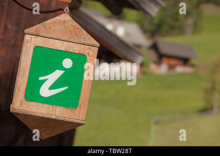 Info point green lantern en bois, dans le Val di Funes Banque D'Images