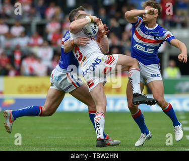 Saint Helens, Royaume-Uni, 16 2019. 01 juin 2019. Totalement méchant Stadium, St. Helens Rugby League, Angleterre ; Coral Challenge Cup, St. Helens vs Wakefield Trinity ; Jacob Miller de Wakefield Trinity arrête Luke Thompson, de Saints. Dean Williams/RugbyPixUK Banque D'Images