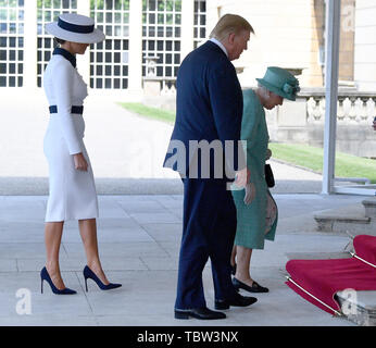 (De gauche à droite) Melania Trump, Président des Etats-Unis, Donald Trump et La Reine Elizabeth II arrivent pour la Cérémonie de bienvenue au Palais de Buckingham, à Londres, le premier jour de sa visite d'Etat de trois jours au Royaume-Uni. Banque D'Images