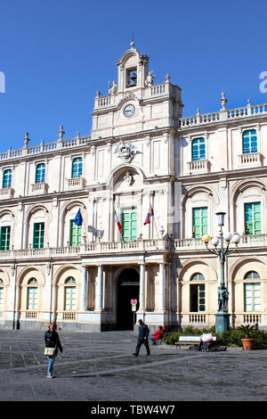 Catane, Sicile, Italie - 10 Avril 2019 : beau bâtiment baroque de l'Université de Catania situé dans la vieille ville. Plus ancienne université en Sicile. Capturé sur Photo verticale avec ciel bleu. Banque D'Images