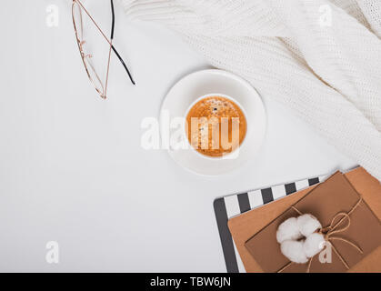 Le café, des verres et des blocs-notes sur le tableau blanc. Mise à plat de style Banque D'Images