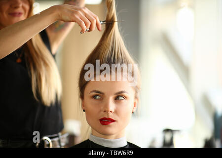 Coiffure La coupe de cheveux de blonde Woman Portrait. Femme à queue se coupe avec des ciseaux en instituts de beauté. Femelle avec drôle de coiffure. Hai Banque D'Images