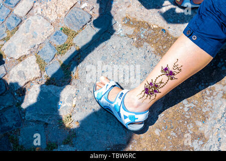 L'application de l'artiste tatouage au henné sur les femmes dans les rues de Marrakech, Maroc, Afrique Banque D'Images