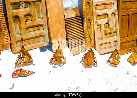 Marché aux puces. Les vieilles choses de la vie Maracan, vieilles lampes, des portes, une blanchisserie, des chaussures dans la Médina de Rabat sont vendus dans la rue. Maroc Banque D'Images