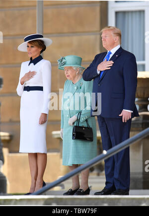 (De gauche à droite) Première Dame Melania Trump, La Reine Elizabeth II et le président américain, Donald Trump lors d'une cérémonie de bienvenue au Palais de Buckingham, à Londres, le premier jour de sa visite d'Etat de trois jours au Royaume-Uni. Banque D'Images