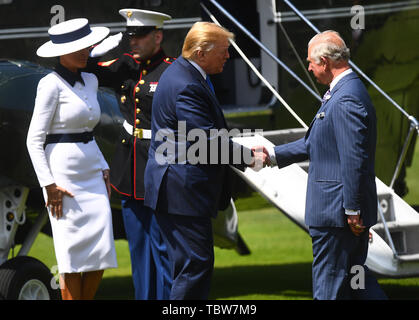 (De gauche à droite) Première dame Melania Trump et nous Président Donald Trump sont accueillis par le Prince de Galles qu'ils arrivent pour la Cérémonie de bienvenue au Palais de Buckingham, à Londres, lors de la première journée du Président américain Donald Trump visite d'Etat de trois jours au Royaume-Uni. Banque D'Images