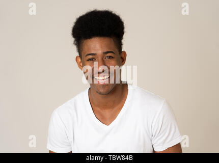 Portrait of african american man ayant l'amusement et de joie. Adolescent souriant à la caméra et à la recherche de quelque chose qui fait rire. Dans les droits de l'emot Banque D'Images