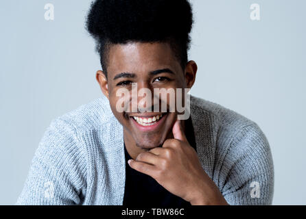 Portrait of african american man ayant l'amusement et de joie. Adolescent souriant à la caméra et à la recherche de quelque chose qui fait rire. Dans les droits de l'emot Banque D'Images