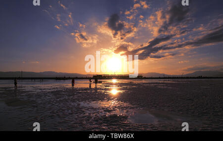 La beauté des paysages de la Chine est plus grand lac salé dans le coucher du soleil,saka salt lake de la province de Qinghai Banque D'Images