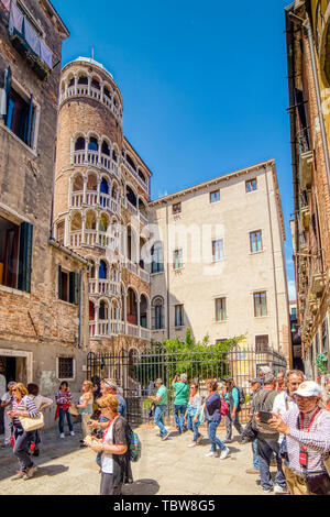 VENEZIA, ITALIE - 31 MAI 2019 : les touristes profitent de l'étonnant escalier à vis et les loggias en couches de Palazzo Contarini del Bovolo à Venise Banque D'Images