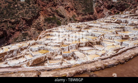 Détail de la terrasses de sel dans les salines de Maras, salineras de Maras près de Cusco au Pérou, les mines de sel fabriqué par l'homme Banque D'Images