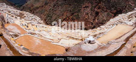 Détail de la terrasses de sel dans les salines de Maras, salineras de Maras près de Cusco au Pérou, les mines de sel fabriqué par l'homme Banque D'Images