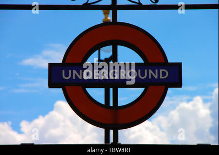 La station Westminster underground sign en face de ciel. Londres. Banque D'Images