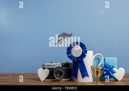 Le jour de père tasse à café avec rosette bleu. Happy father's day concept Banque D'Images