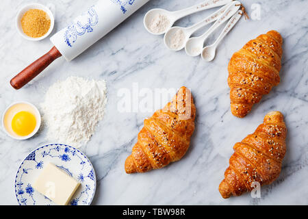 Avec des croissants ingrédients. La pâtisserie traditionnelle française. Vue d'en haut. Banque D'Images