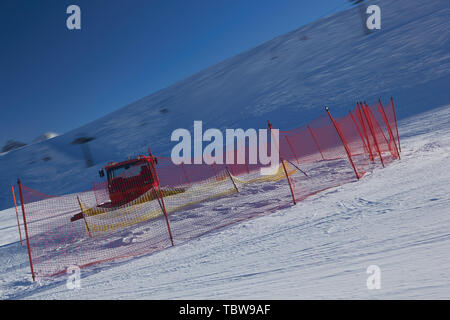 Neige rouge-cat en hiver montagnes de neige ou de ski de dameuse Banque D'Images